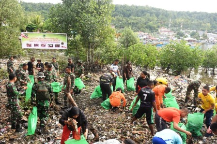 Karya Bakti Kodam XVIII/Kasuari Bersihkan Pantai Sawaibu