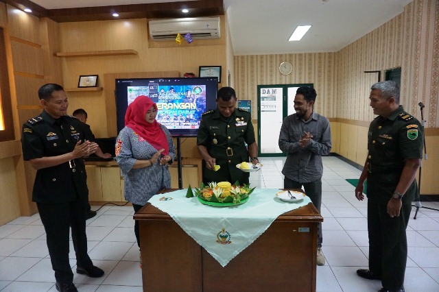 Pemotongan tumpeng dalam peringatan HUT Ke 73 Penerangan TNI AD di jajaran Kodam Kasuari