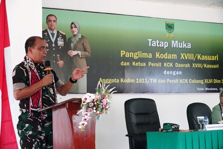 Pangdam Kasuari saat memberikan arahan ke jajaran Kodim 1811/TW