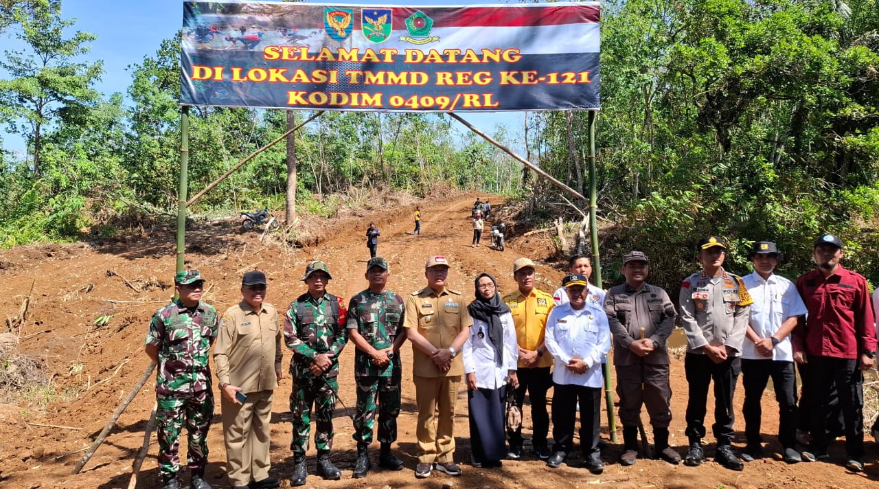 Gubernur Bengkulu saat meninjau lokasi utama kegiatan TMMD ke-121 Kodim 0409/Rejang Lebong