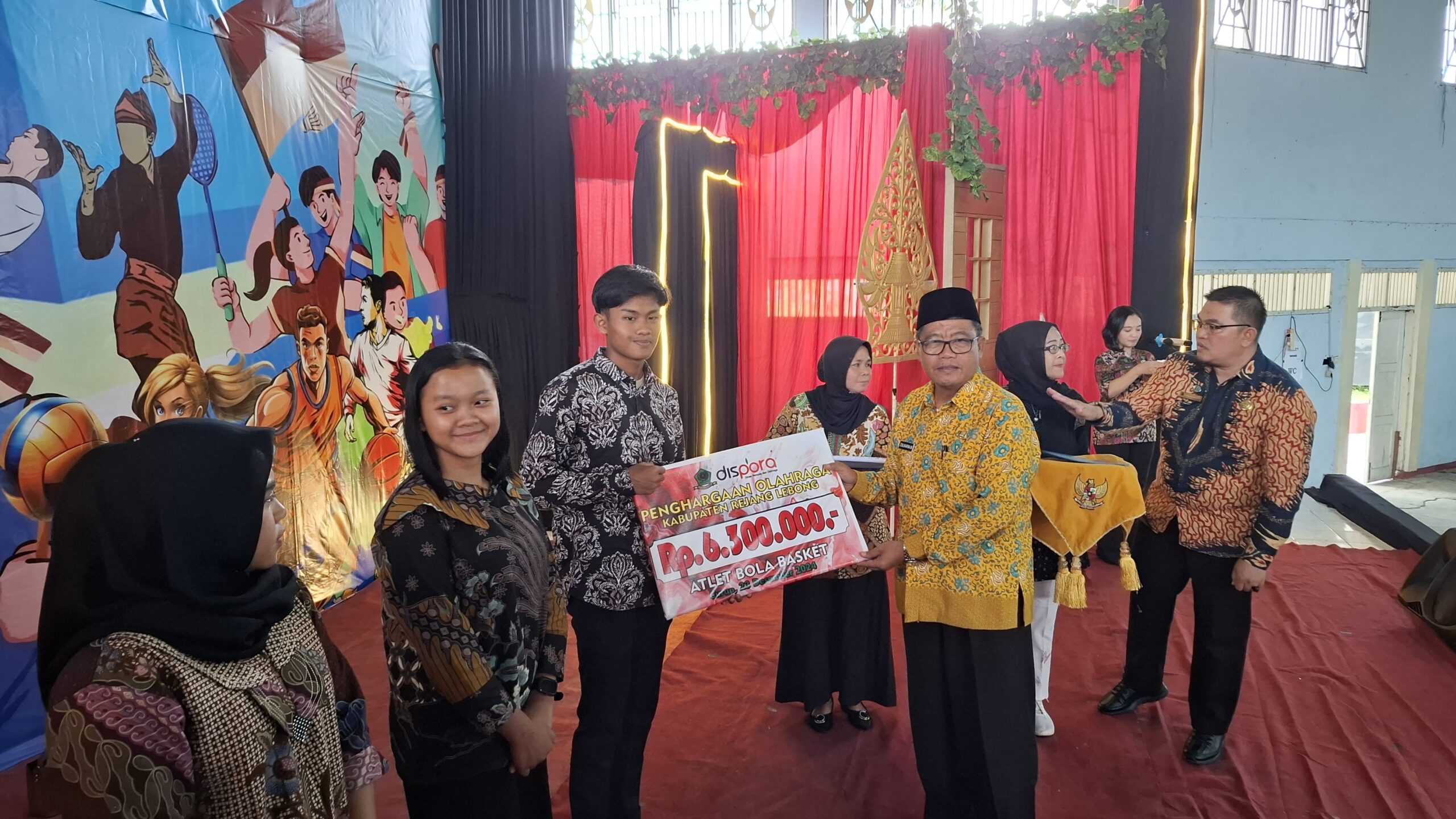 Staf Ahli Bupati Rejang Lebong saat memberikan reward secara simbolis