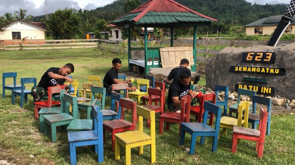 Satgas Yonif 623/BWU Peduli Dunia Pendidikan