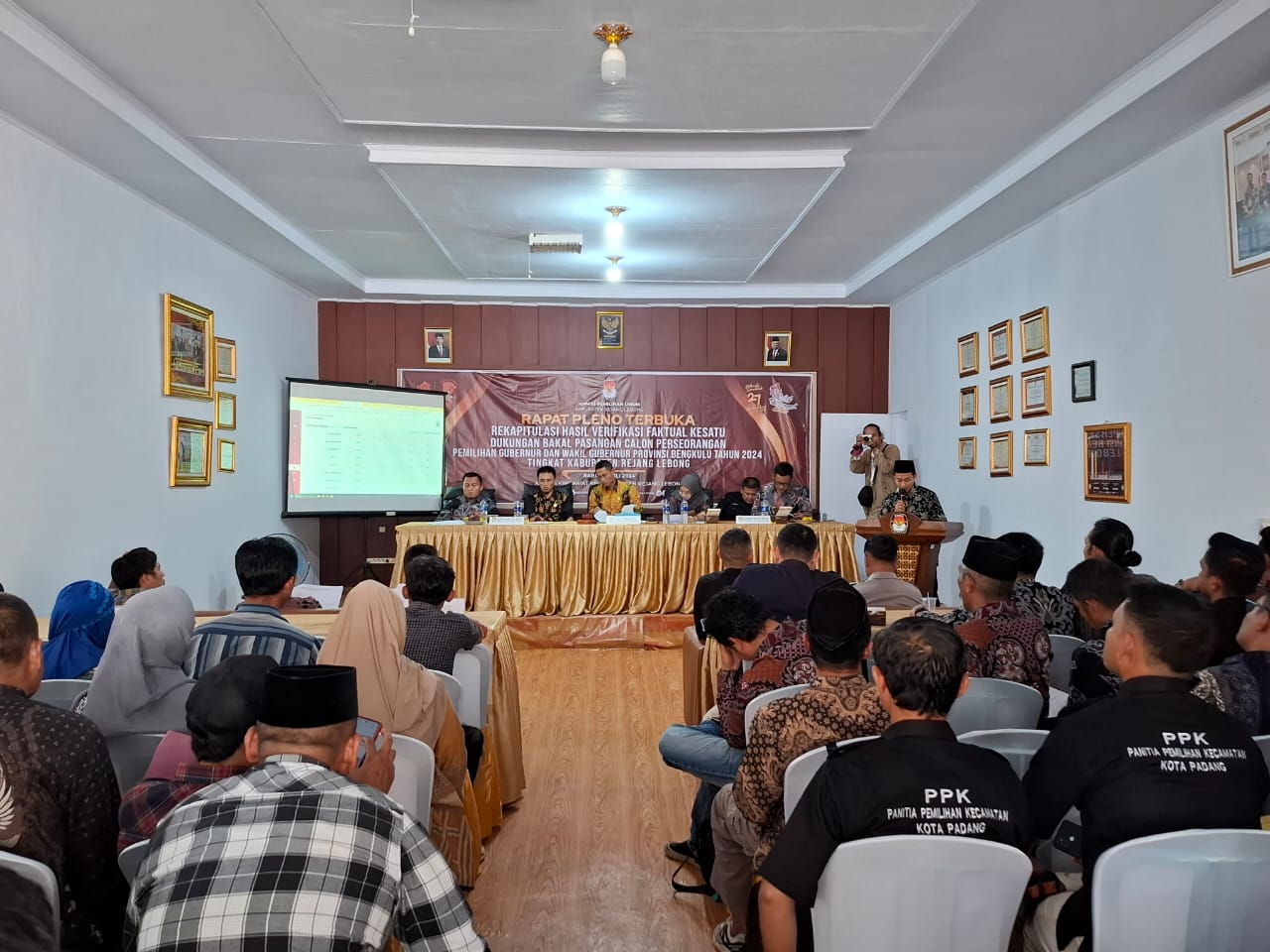 KPU Rejang Lebong saat rapat pleno terbuka rekapitulasi hasil verifikasi faktual atau verfak syarat dukungan Pilgub Bengkulu di Rejang Lebong, Rabu (10/07/2024)