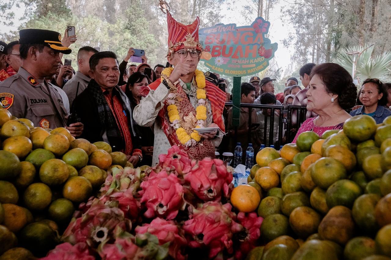 Menparekraf Sandiaga Uno saat menghadiri Festival Bunga dan Buah Tanah Karo yang masuk ke dalam Kharisma Event Nusantara 2024 di Tugu Perjuangan, Pusat Kota Berastagi, Karo, Sumatra Utara, Jumat (5/7/2024)