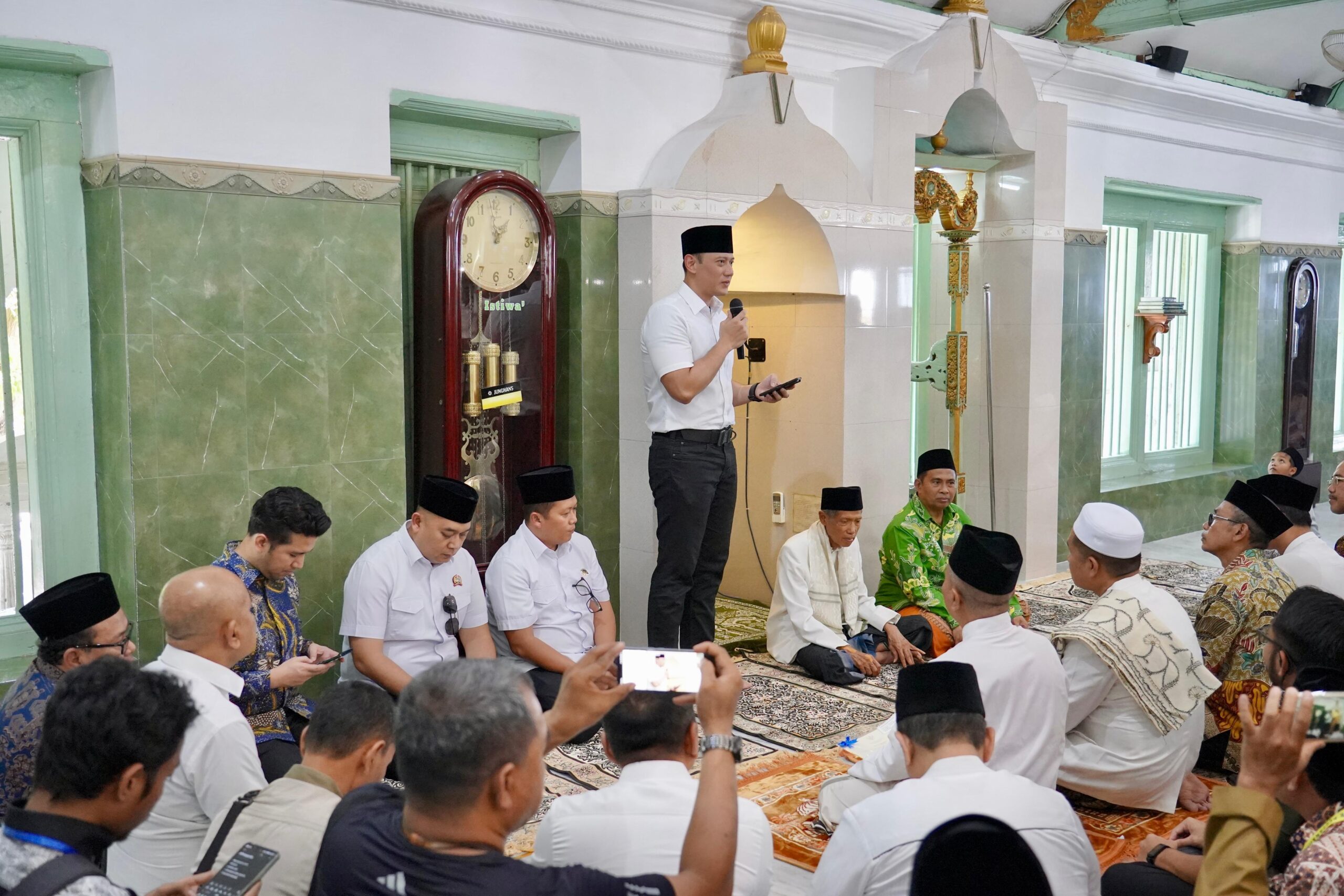 Menteri AHY menyerahkan empat sertipikat tanah wakaf di Masjid Besar Ainul Yaqin Sunan Giri, Kabupaten Gresik, pada Jumat (05/07/2024)