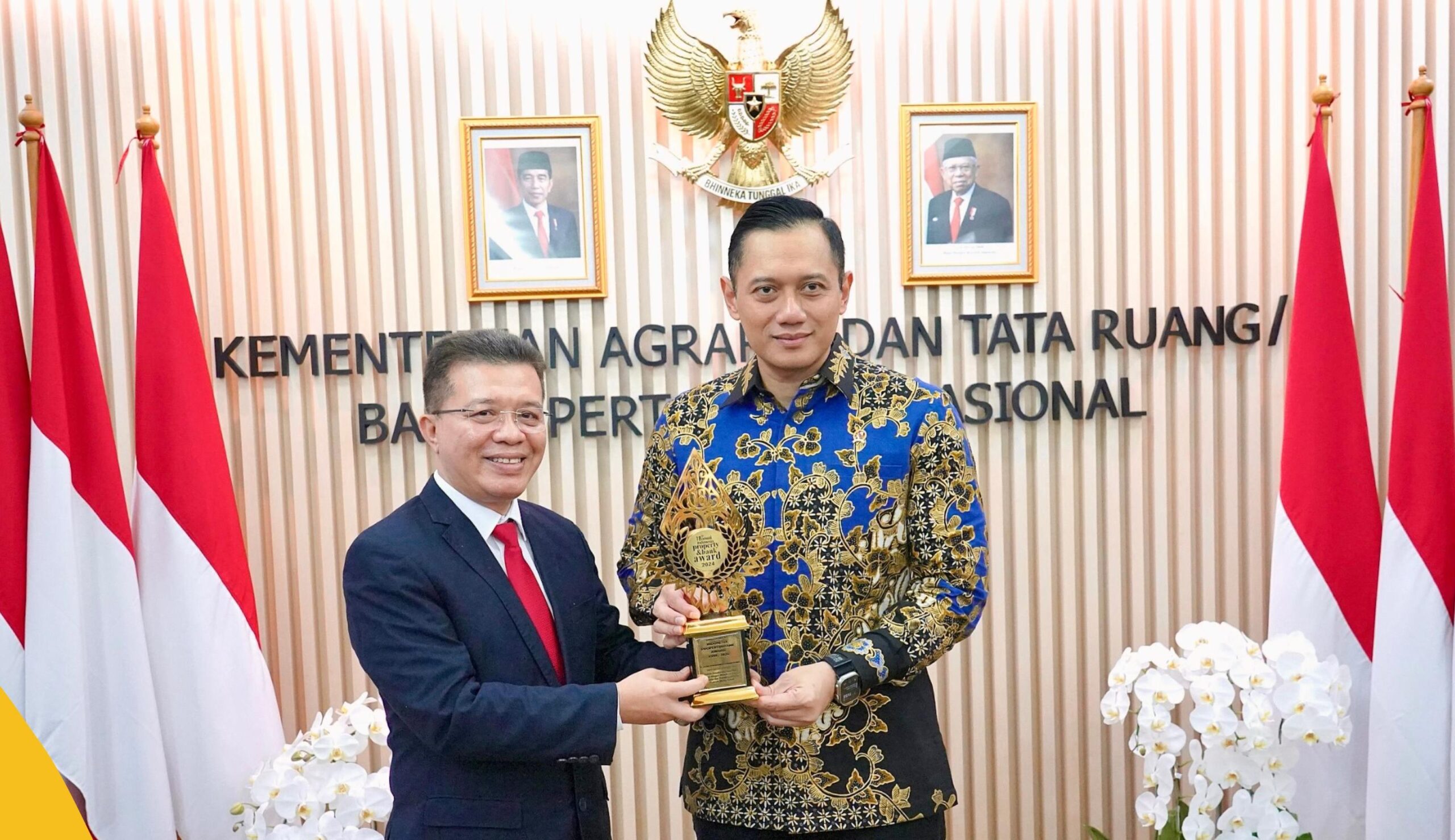 Menteri AHY saat menerima Penghargaan Tokoh Pendorong Investasi dalam Negeri