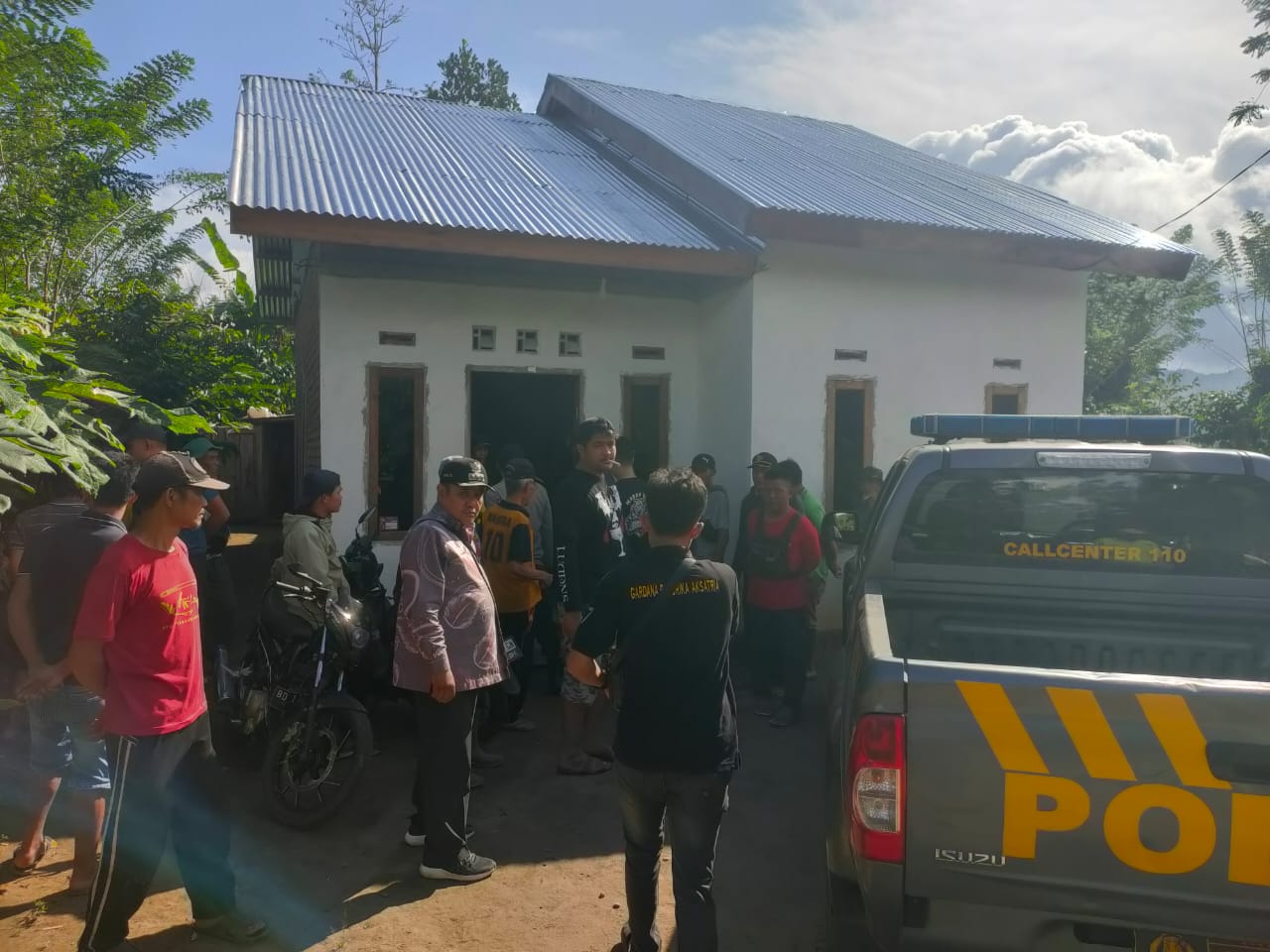 Polisi saat melakukan olah TKP di rumah tempat ditemukannya Ibu dan Bayi yang tewas menggenaskan