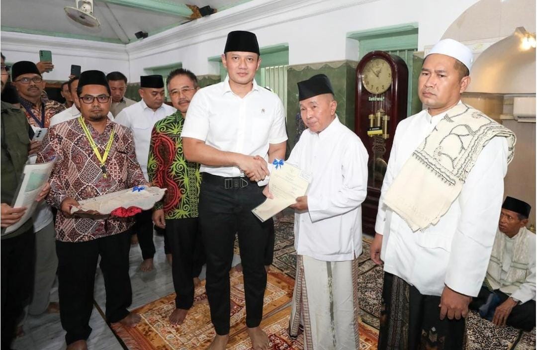Menteri ATR/BPN, Agus Harimurti Yudhoyono saat menyerahkan sertipikat Masjid Sunan Giri, Jumat (05/07/2024)