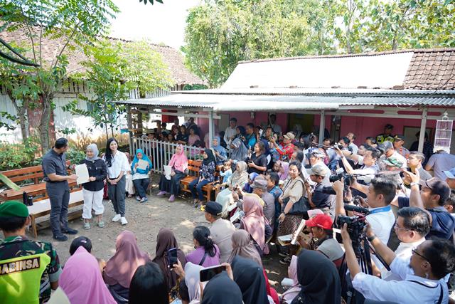 Menteri AHY menyerahkan 100 Sertipikat Tanah Elektronik di Desa Wonorejo, Kecamatan Pringapus, Kabupaten Semarang, Jawa Tengah, Sabtu (13072024)