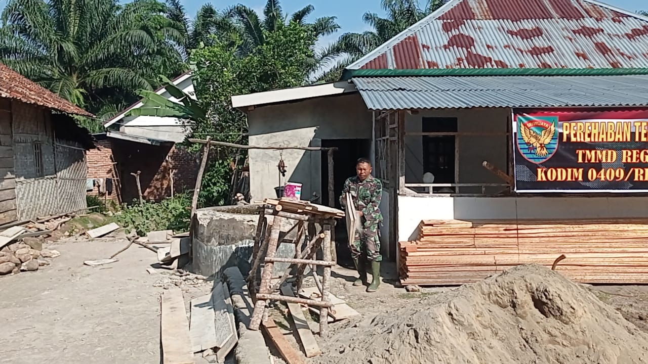 Satgas TMMD ke-121 Kodim 0409/Rejang Lebong saat melakukan rehab rumah ibadah