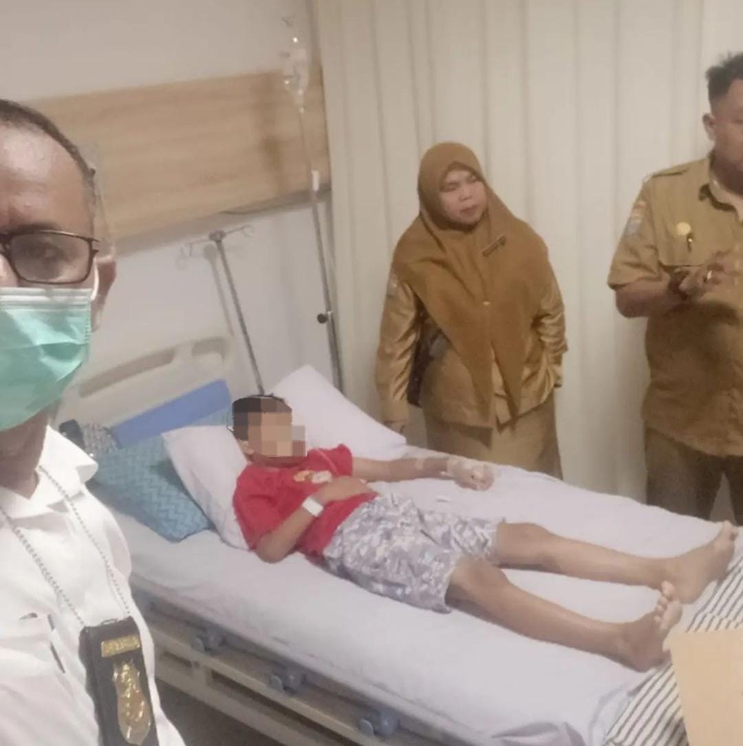 Salah satu siswa yang dirawat di rumah sakit setelah diduga karena mengkonsumsi jajanan berbahaya