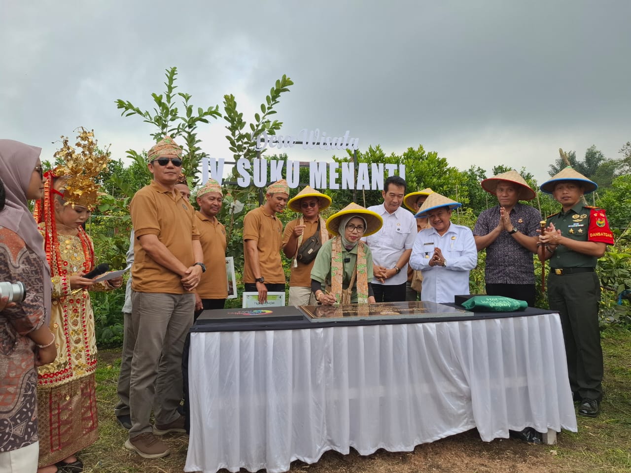 Direktur Infrastruktur dan Ekonomi Kreatif, Kemenparekraf RI Oneng Setya Harini saat mengunjungi Desa IV Suku Menanti