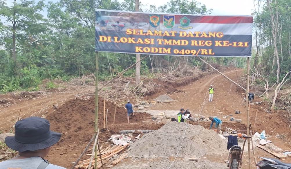 Satgas TMMD Membangun Plat Duiker yang mengiringi pembukaan jalan