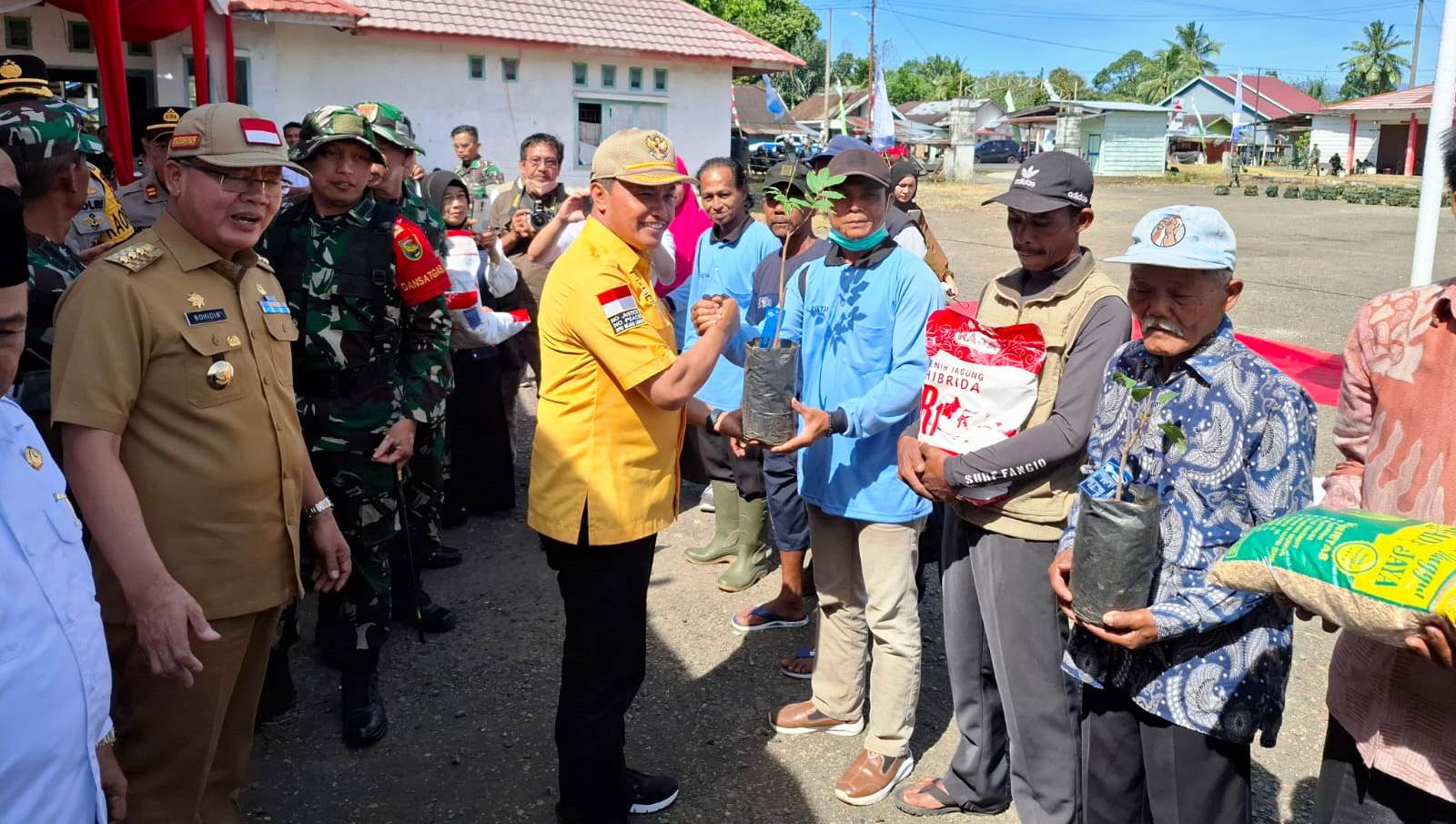 Pembagian Bibit Pohon Dalam Kegiatan TMMD Ke-121 Kodim 0409/Rejang Lebong dalam rangka penghijauan