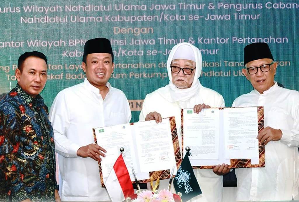 Menteri Agraria dan Tata Ruang/Kepala Badan Pertanahan Nasional (ATR/BPN), Nusron Wahid, menyaksikan penandatanganan Nota Kesepahaman (MoU) antara Kantor Wilayah (Kanwil) BPN Provinsi Jawa Timur dan Pengurus Wilayah Nahdlatul Ulama (PWNU) Jawa Timur pada Kamis (21/11/2024)